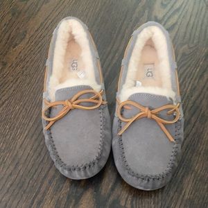 Women’s size 7 UGG never worn Dakota Slipper